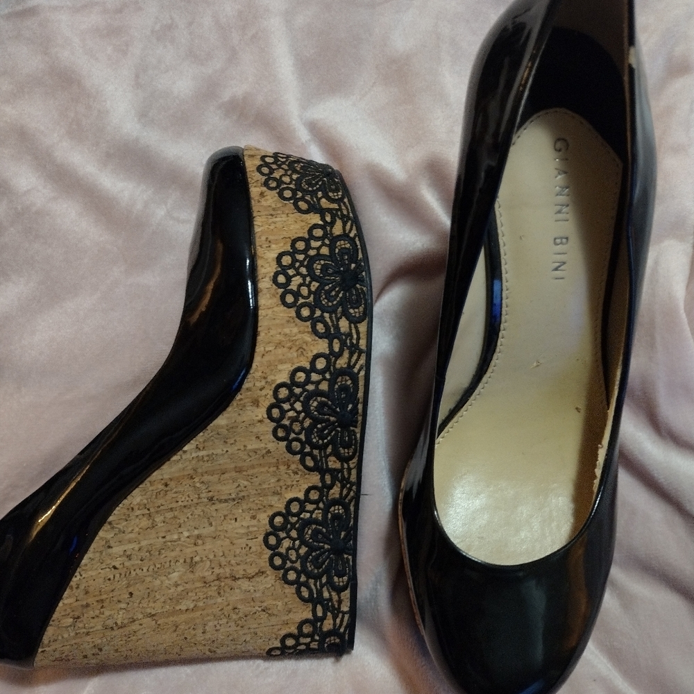 Gianni Bini size 9 Wedge Heels